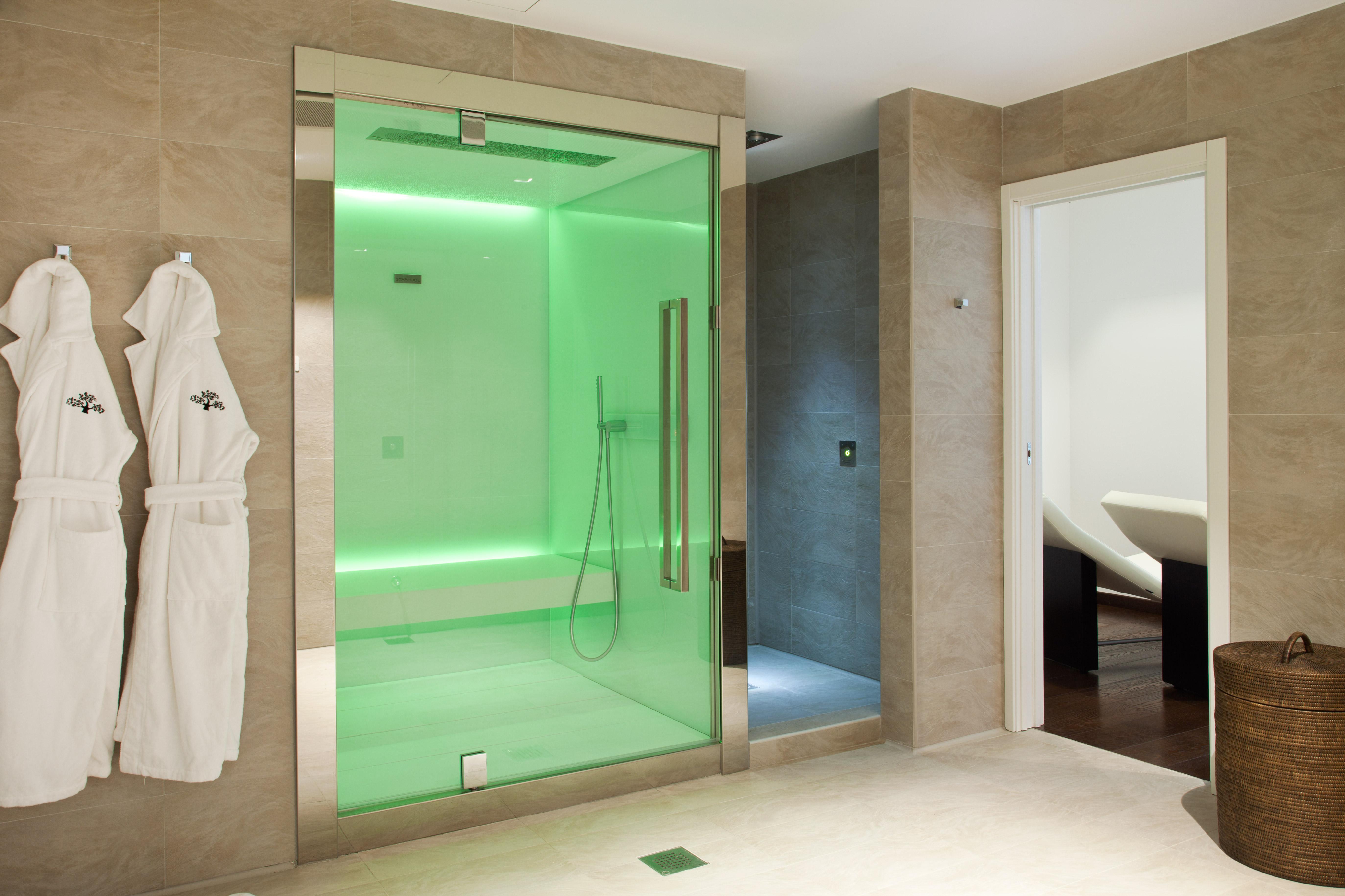 Magna Pars L'Hotel A Parfum, Small Luxury Hotels Of The World Милано Екстериор снимка A shower with coloured LED lighting