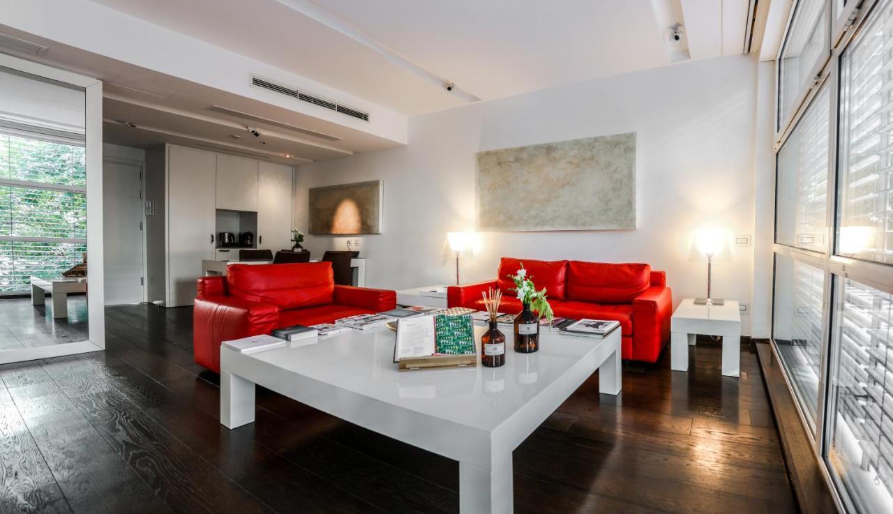 Magna Pars L'Hotel A Parfum, Small Luxury Hotels Of The World Милано Екстериор снимка A living room in a serviced apartment in Vienna, Austria