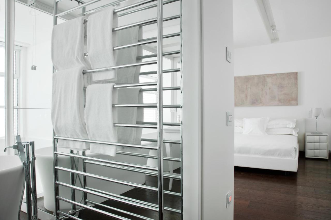 Magna Pars L'Hotel A Parfum, Small Luxury Hotels Of The World Милано Стая снимка A towel warmer