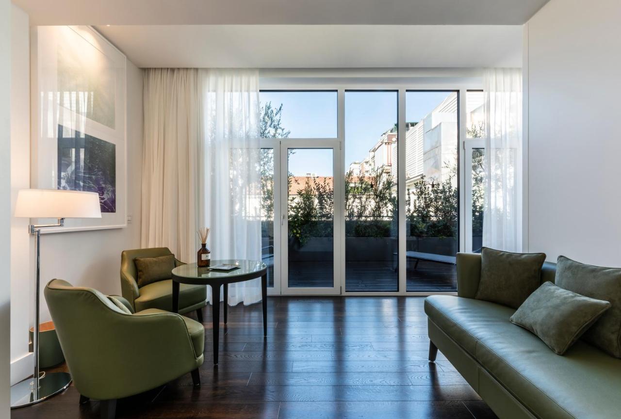 Magna Pars L'Hotel A Parfum, Small Luxury Hotels Of The World Милано Екстериор снимка A suite at the Mandarin Oriental Munich