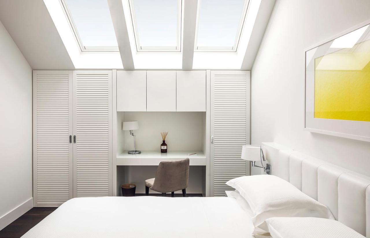 Magna Pars L'Hotel A Parfum, Small Luxury Hotels Of The World Милано Екстериор снимка A bedroom with a skylight